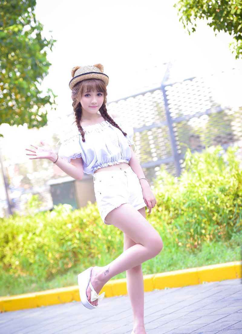 “夫君当以国事为重，妾身怎敢相怪？夫君且先休息，妾身先告退了。”美妇微笑着摇头道。
